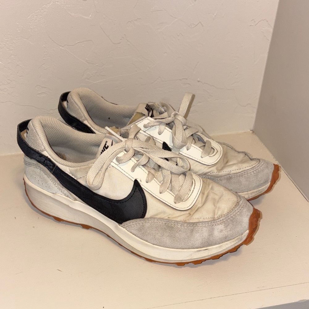 Nike Men's White and Black Sneakers with Gum Sole